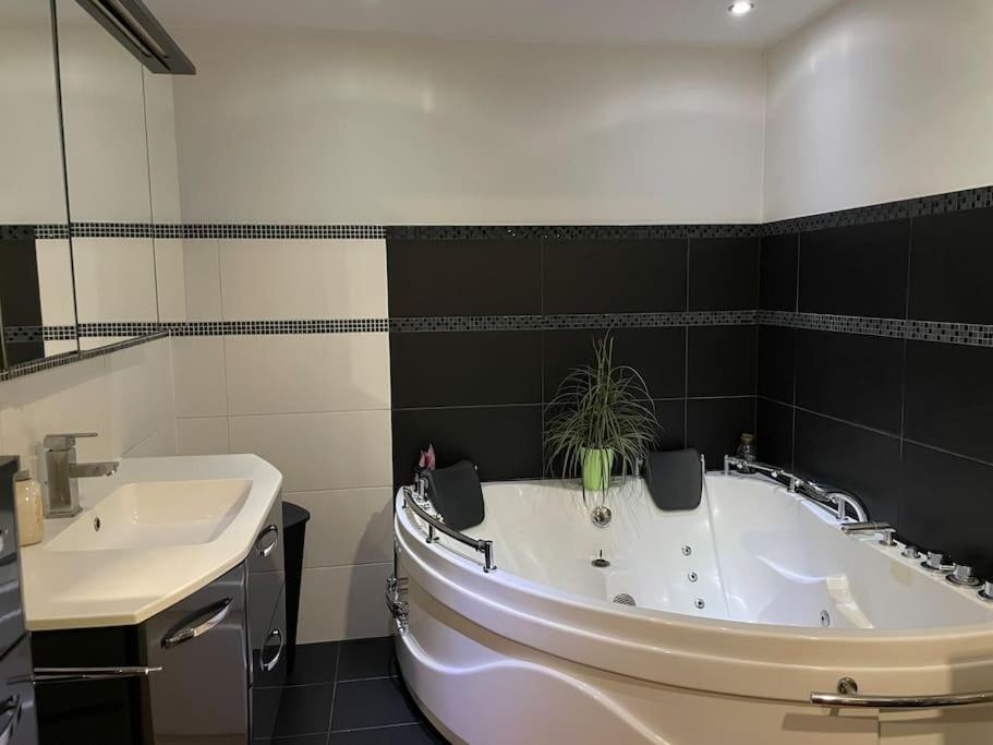 הוילה פארנדורף Outlet Center House, Pool-Jacuzzi-Garden-Sundeck מראה חיצוני תמונה